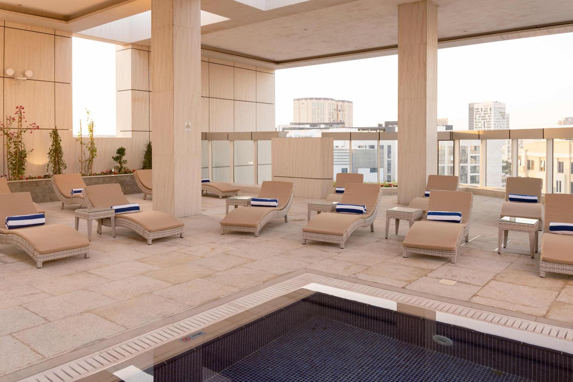 Millennium Place Doha Exterior foto The rooftop pool at the Four Seasons Hotel