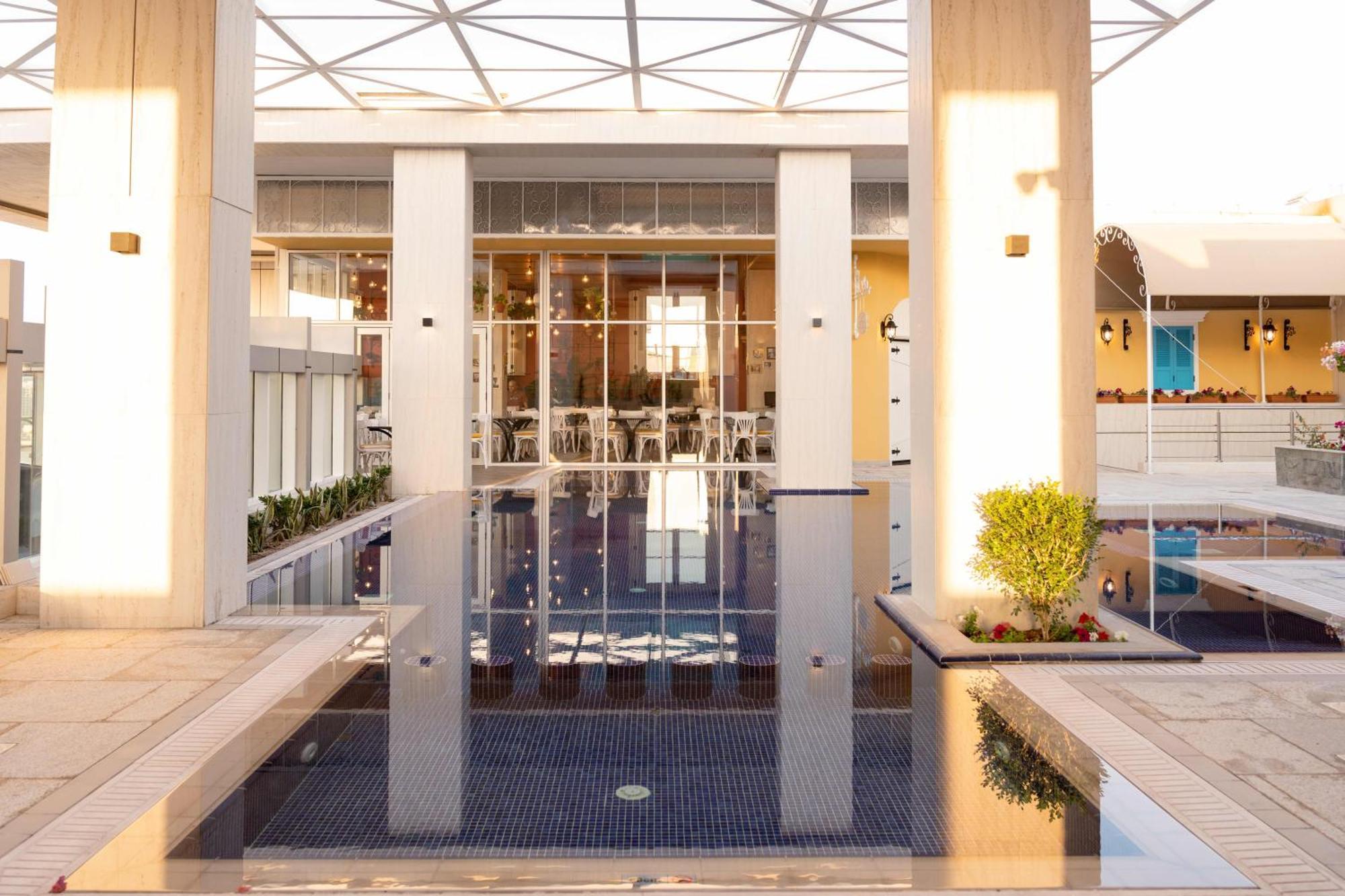 Millennium Place Doha Exterior foto The fountain at the entrance of the hotel