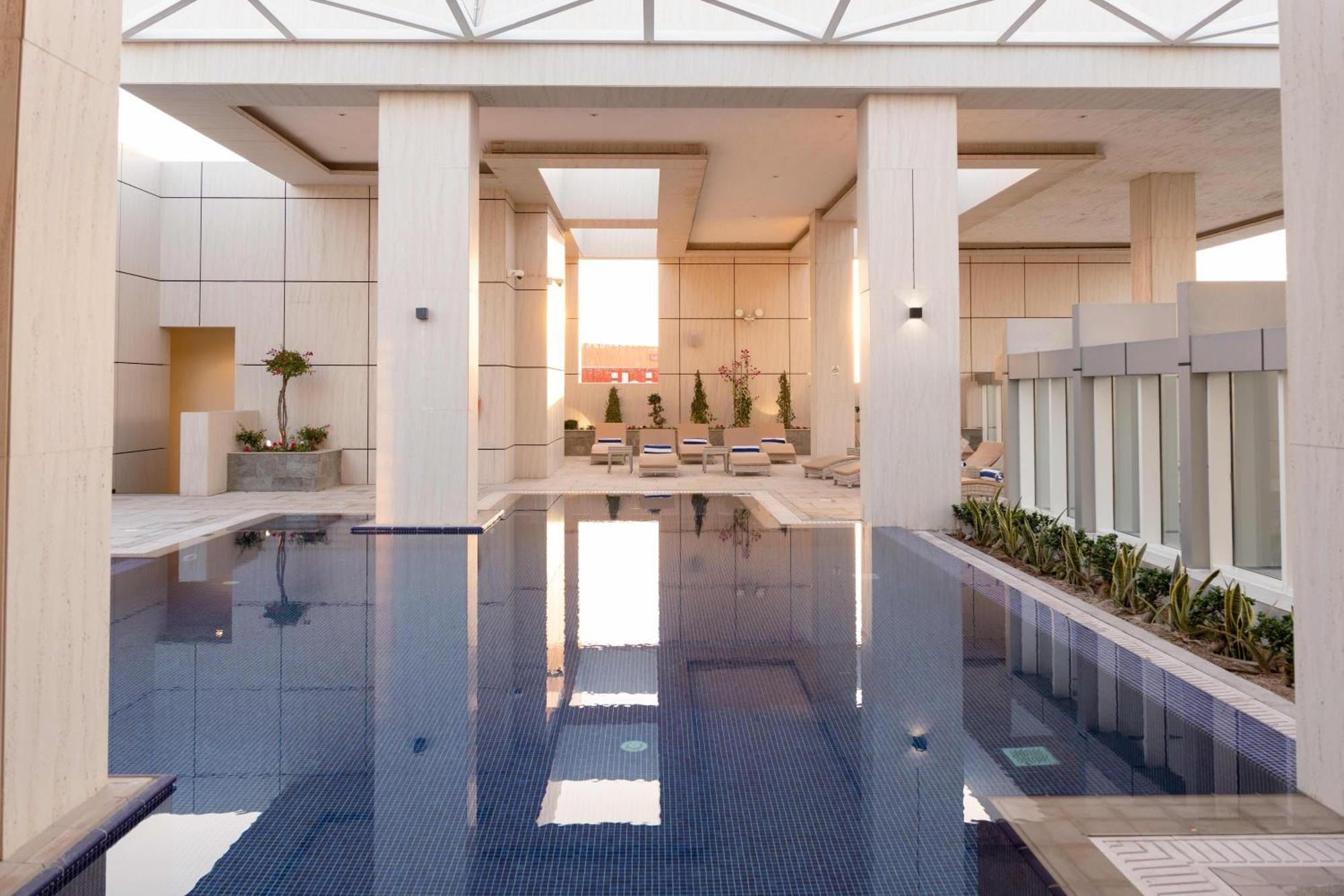 Millennium Place Doha Exterior foto The pool at the 1018