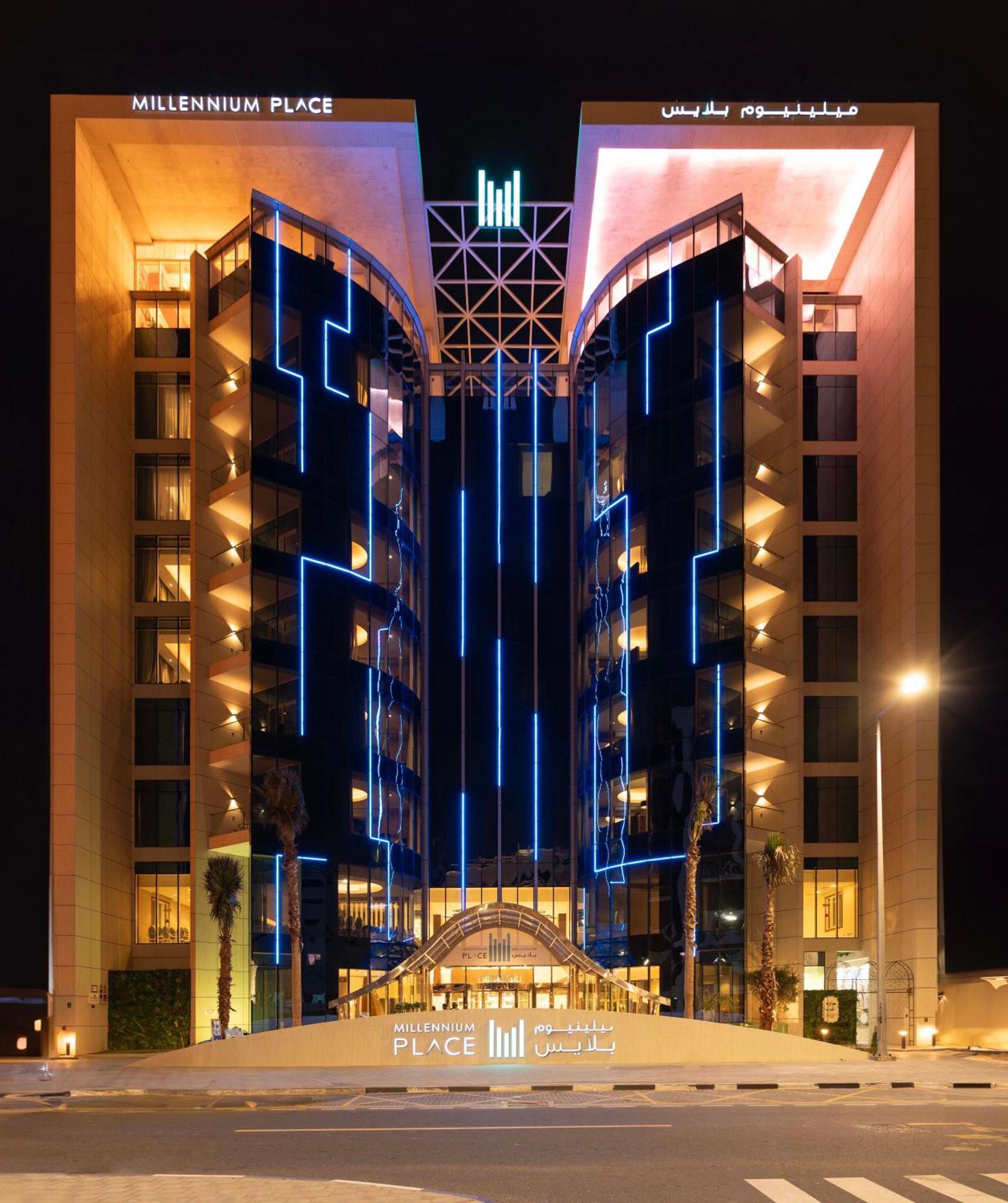 Millennium Place Doha Exterior foto The hotel at night